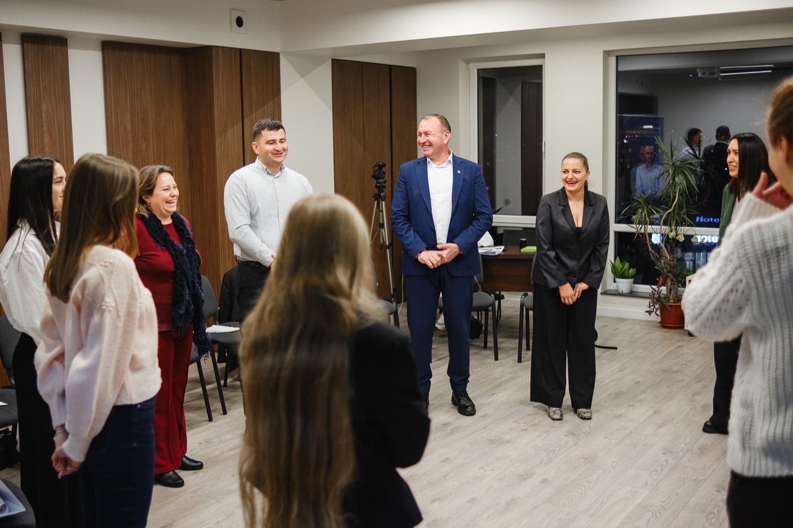Râsete și energie în cerc — atmosfera reală din grupă