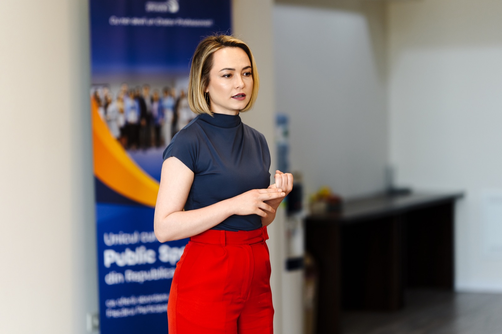 Participantă pe scenă — prezență și focus